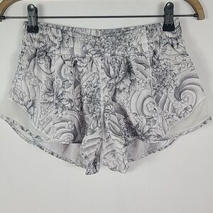 Lululemon Hotty Hot II Short 2.5” Ditsy Daisy White Black Sz 8